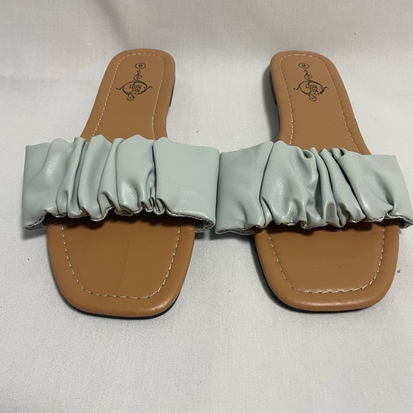 Light blue ruffle slides - Picture 2 of 4